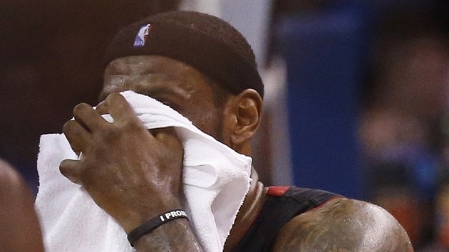 LeBron James z Miami krvc do runku, m zlomen nos.