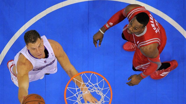 Blake Griffin z LA Clippers dostv m do koe Houstonu, Dwight Howard u jen pihl.