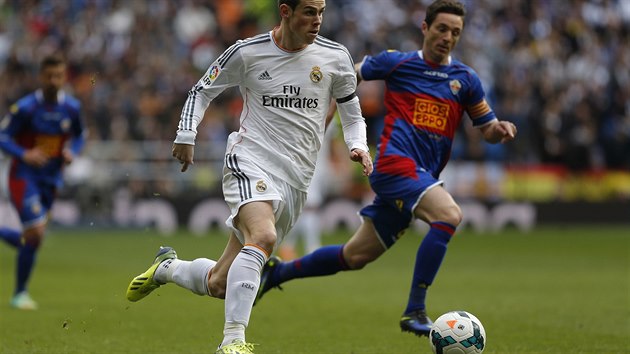 Gareth Bale (vlevo) z Realu Madrid v beckm souboji s Eduem Albacarem z Elche.