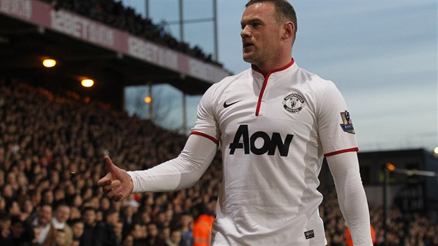 TAK TOHLE NE, PNOV... tonk Manchesteru United Wayne Rooney hz zpt minci, kterou na nj hodili fanouci Crystal Palace.
