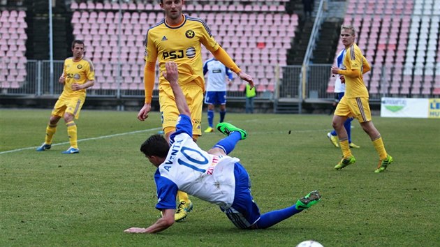 Krajn znojemsk zlonk Nermin Crnki (s slem 10) pad po souboji s jihlavskm stoperem Jim Krejm.