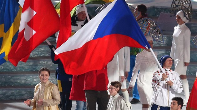 HRY SKONILY. Momentka ze slavnostnho zakonen zimnch olympijskch her v Soi, na snmku nese eskou vlajku biatlonista Ondej Moravec.