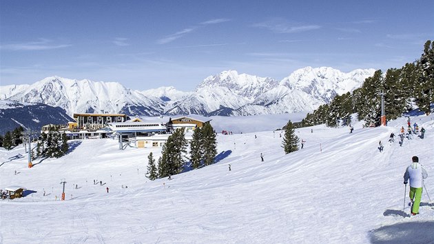 Hochoetz - pohled na centrln Panoramarestaurant a Zugspitze