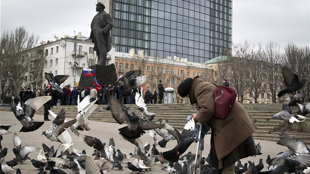 Demonstrace u Leninovy sochy ve vchodoukrajinskm Doncku. 