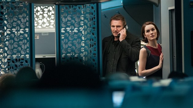 Liam Neeson a Michelle Dockery ve filmu Non-Stop