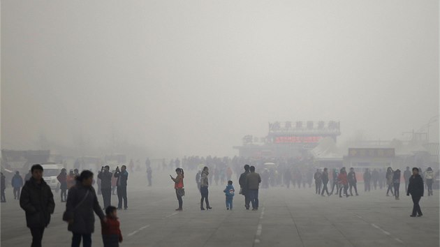 Peking zahalila hust smogov mlha (25. nora 2014).
