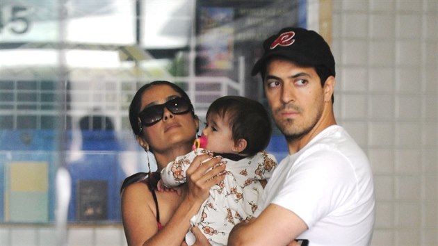 Salma Hayekov s dcerou a jej bratr Sami Hayek (15. ervna 2008)