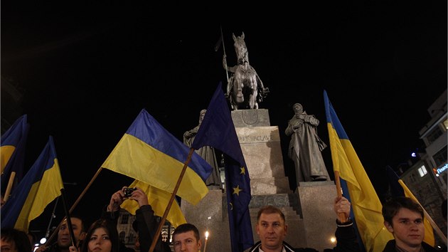 Na prask Vclavsk nmst pily kyjevsk demonstranty podpoit stovky jejich krajan, kte volali po demisi prezidenta Janukovye. (20. 2. 2014)