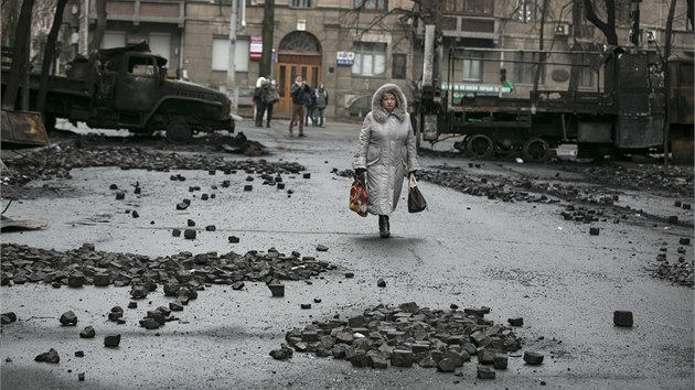 Kyjev se probudil do relativn klidnho rna. V centru vak zstvaj demonstranti. Okupovan objekty i stany na Majdanu jsou stle pln lid, kte po vzruench dnech konfrontace odpovaj a dopluj zsoby. (23. 2. 2014)