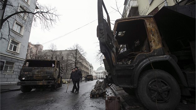 Kyjev se probudil do relativn klidnho rna. V centru vak zstvaj demonstranti. Okupovan objekty i stany na Majdanu jsou stle pln lid, kte po vzruench dnech konfrontace odpovaj a dopluj zsoby. (23. 2. 2014)