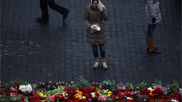 Na ad mst v centru Kyjeva vyrostly v noci na nedli pomnky lid, kte zemeli pi nepokojch v uplynulch dnech. (23. 2. 2014)