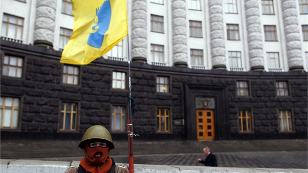 Demonstranti vytvoili str, kter hld budovu kyjevskho parlamentu. (23. 2. 2014)