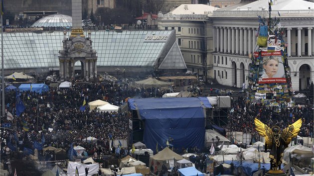 Kyjevsk nmst Nezvislosti zstv i v nedli pln demonstrant, kte zde maj stle rozhloen stany. Vraznou dominantou nmst je tak velk plakt expremirky Julie Tymoenkov. (23. 2. 2014)