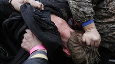 Kyjev. Lynč muže, kterého lidé podezírají ze střelby do demonstrantů (22. února... Kyjev. Lynč muže, kterého lidé podezírají ze střelby do demonstrantů (22. února...