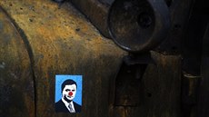 Klaun Janukovy. Portrét svreného prezidenta na karoserii ohoelého auta v...