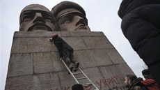 Ukrajinci píí sprejem na pomník KGB v Kyjev (24. února 2014)