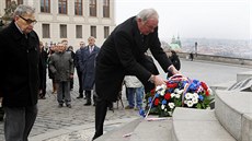 Místopedseda Senátu Pemysl Sobotka klade vnec k pomníku TGM na Praském...