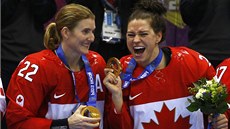 Hayley Wickenheiserová (vlevo) a Natalie Spoonerová  slaví zlatou medaili z