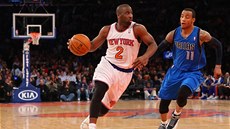 Útoí Raymond Felton z týmu New York Knicks (vlevo), nahaní ho Monta Ellis z