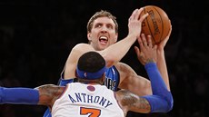 Dirk Nowitzki se chystá ke střele, Carmelo Anthony už mu v tom nezabrání. Dirk Nowitzki se chystá ke střele, Carmelo Anthony už mu v tom nezabrání.