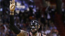 Tohle bylo za tři body, ukazuje LeBron James z Miami při utkání proti New York Tohle bylo za tři body, ukazuje LeBron James z Miami při utkání proti New York