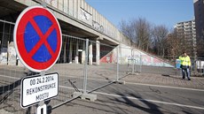 Velké parkoviště u fotbalového stadionu využívají lidé, kteří bydlí v... Velké parkoviště u fotbalového stadionu využívají lidé, kteří bydlí v...