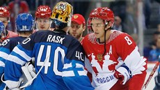 Ruský útočník Alexander Ovečkin gratuluje finskému gólmanovi Tuukkovi Raskovi k Ruský útočník Alexander Ovečkin gratuluje finskému gólmanovi Tuukkovi Raskovi k