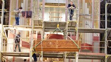 V brnnském kostele Nanebevzetí Panny Marie finiují emeslníci s instalací...