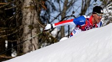 Petr Novák na trati olympijského závodu na 50 km s hromadným startem.