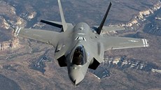 Letoun F-35 Lightning II, který má nahradit osvdené rozíené stroje F-16