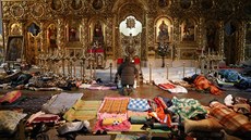 Lidé odpoívají v Chrámu svatého Michala v Kyjev, který se zárove promnil v...