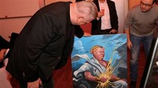 Lobbista Ivo Rittig si prohlíí obraz, který ke svým narozeninám dostal od éfa...