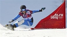 Rakouská snowboardistka Julia Dujmovitsová při osmifinálové jízdě v paralelním... Rakouská snowboardistka Julia Dujmovitsová při osmifinálové jízdě v paralelním...