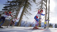eská bkyn na lyích Eva Vrabcová-Nývltová (vpravo) v olympijském závodu na