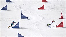 eská snowboardistka Ester Ledecká (vpravo) pi olympijské tvrtfinálové jízd...