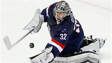 Americký gólman Jonathan Quick v olympijském utkání o bronz proti Finsku. (22....