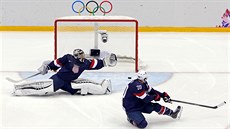 Americký gólman Jonathan Quick se otáí za stelou, kterou do odkryté branky...