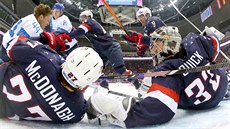 Americký gólman Jonathan Quick s obráncem Ryanem McDonaghem brání stele...