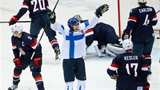 Finská legenda Teemu Selänne poslal puk střelou k tyči za bezmocného amerického... Finská legenda Teemu Selänne poslal puk střelou k tyči za bezmocného amerického...