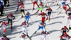 HROMADNÝ START. Bci na lyích ve vytrvalostním závod na 50 km. (23. února...