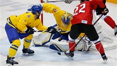 Kanadský útočník Jamie Benn při gólové šanci před švédským gólmanem Henrikem... Kanadský útočník Jamie Benn při gólové šanci před švédským gólmanem Henrikem...