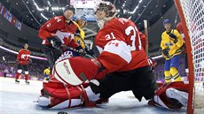 Kanadský gólman Carey Price zachránil odraený puk od brankové tye. (23. února...