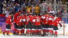 Kanadští hokejisté oslavují zisk zlaté olympijské medaile. Ve finálovém utkání... Kanadští hokejisté oslavují zisk zlaté olympijské medaile. Ve finálovém utkání...