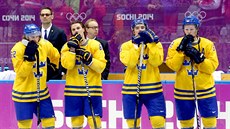 STŘÍBRO. Smutní švédští hokejisté po prohraném olympijském finálovém utkání s... STŘÍBRO. Smutní švédští hokejisté po prohraném olympijském finálovém utkání s...