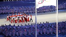 Skupina sportovc nese ruskou vlajku bhem slavnostního závreného ceremoniálu...