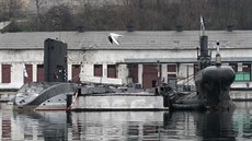 Hloubka sevastopolského pístavu umouje provoz i nejvtích válených lodí, napíklad raketového kiníku Moskva. Proto je pronajatá základna pro Rusko klíová.