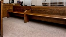 Lavice obžalovaných u Krajského soudu v Hradci Králové zůstala prázdná. Lavice obžalovaných u Krajského soudu v Hradci Králové zůstala prázdná.