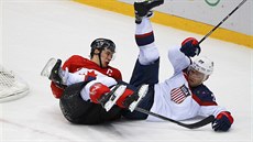 SRÁKA. kanadský kapitán Sidney Crosby se ocitl na led po sráce s Paulem...