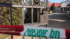 V Zadní Třebani zemřela žena, kriminalisté mají podezření na otravu metanolem.... V Zadní Třebani zemřela žena, kriminalisté mají podezření na otravu metanolem....