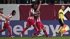 Fotbalisté Olympiakosu Pireus slaví gól ' Alejandra Domingueze (tvrtý zleva) v...